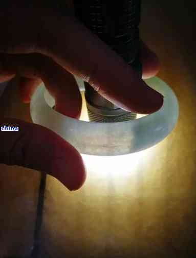 翡翠手镯中的晶体闪光现象：正常还是不好？