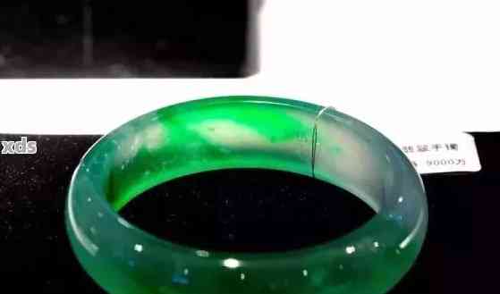 翡翠手镯睛底满绿：颜色、质地、制作工艺及选购指南