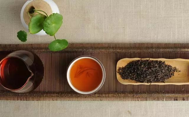 普洱茶饼正确切开的步骤与方法详解：一款好茶的诞生