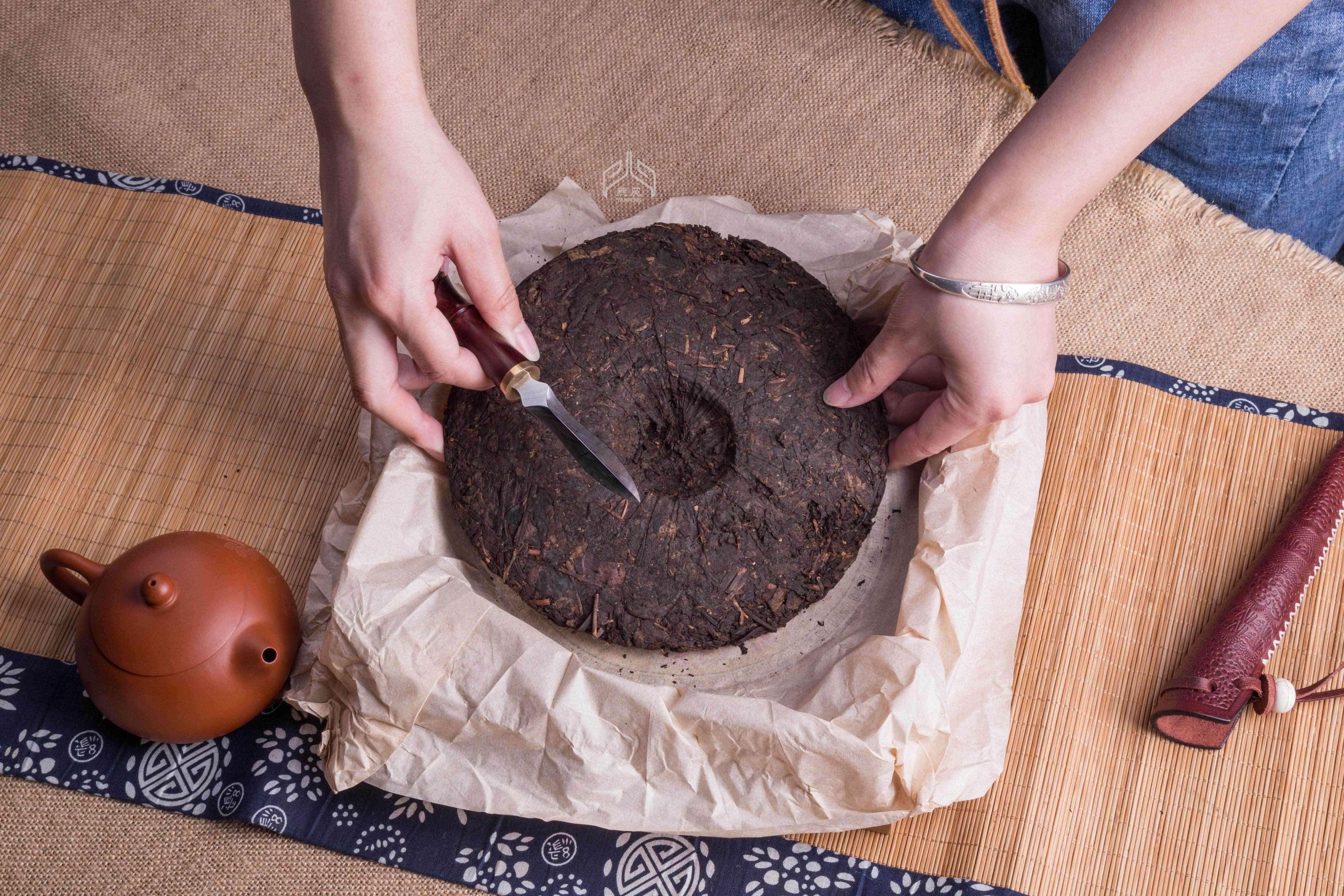 口感独特的特制普洱茶大饼制作技巧：让你品出不一样的茶香风味