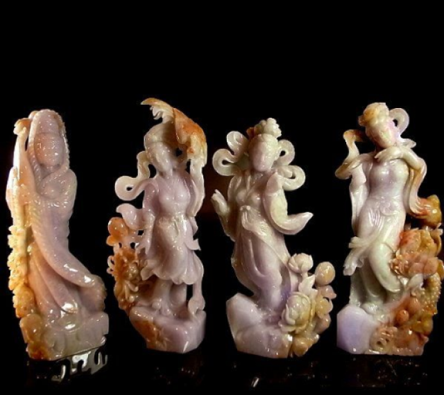 翡翠玉雕中的四大美人艺术荟萃：天然摆件与精湛雕刻的完美融合