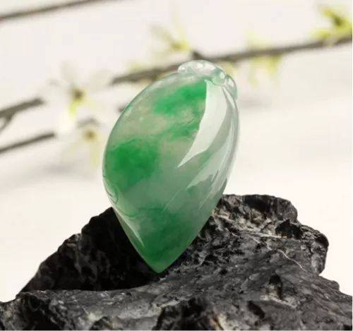 翡翠金丝绿：一种独特的珍贵宝石，了解其历史、挑选方法和保养技巧