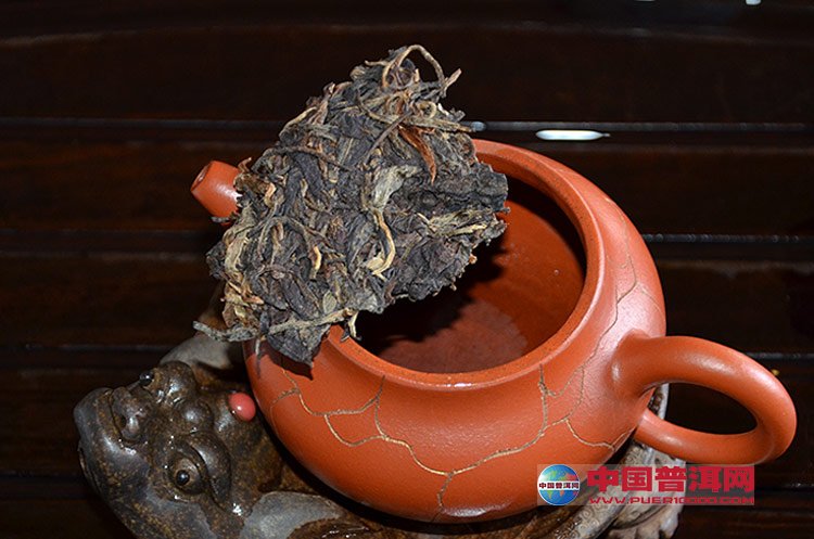 石黄泡普洱茶：紫砂壶与适宜饮用的探讨