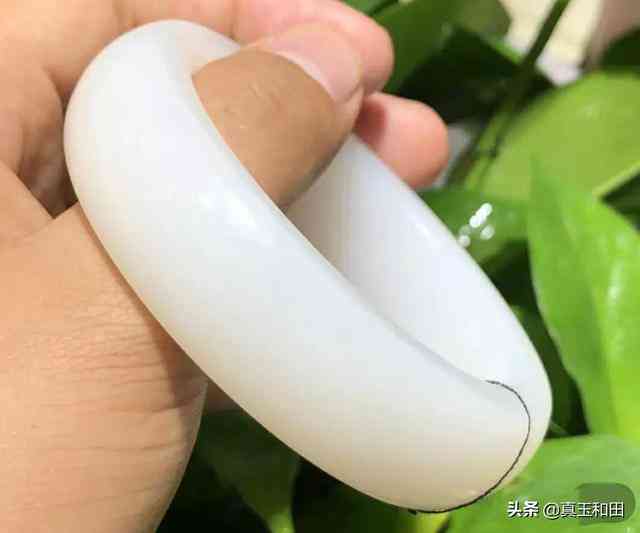 和田玉中稀有的荔枝白品种：价值与价格分析