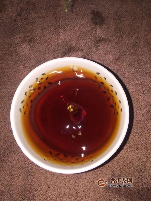 布朗熟普洱茶：品种特点、制作工艺、品鉴方法及其功效详解