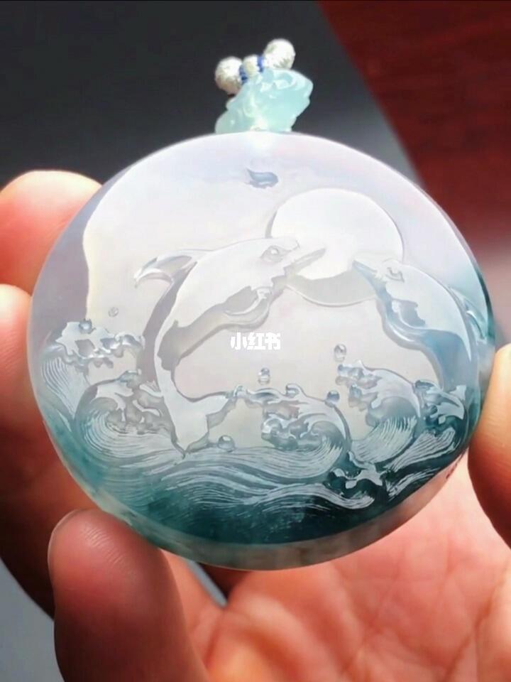 海洋之恋：翡翠手镯的神秘寓意与海豚共舞