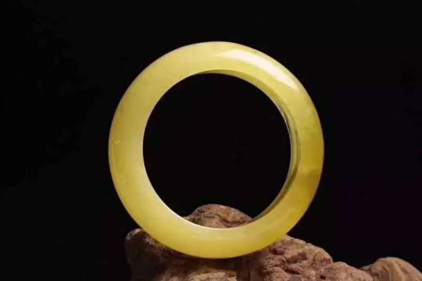 黄色翡翠手镯的寓意与象征：揭示其深层含义