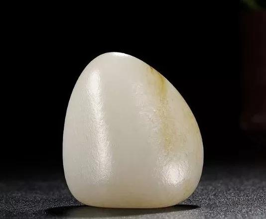 和田玉籽料抛亚光：一种精选的和田玉材料，了解其特性、工艺与收藏价值