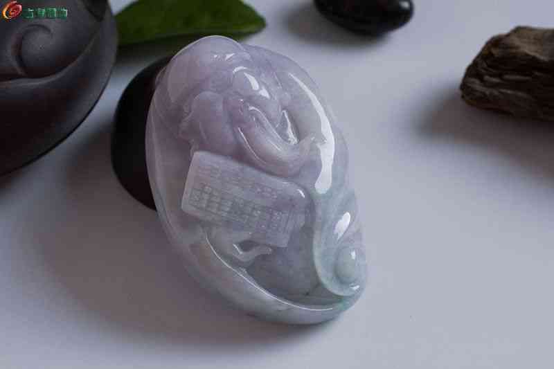 紫罗兰翡翠雕佛像：适合的题材与创意挂件