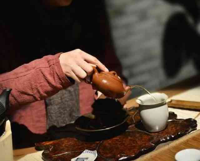 泡冰岛普洱茶时间多久合适：泡茶时间与水解析