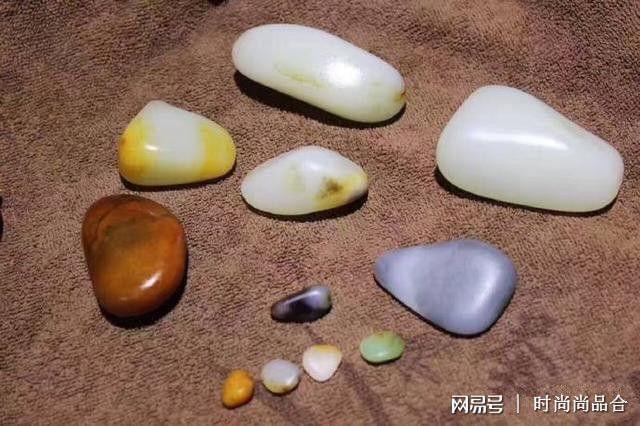 新疆和田玉与青海玉石的鉴别与比较：石原原料的不同之处