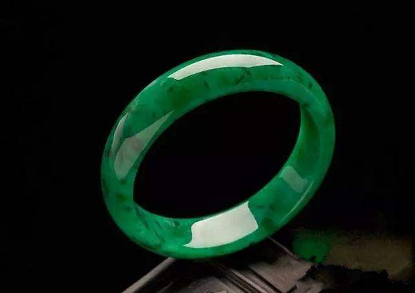 绿色翡翠手镯的神秘寓意：探究不同颜色的象征意义