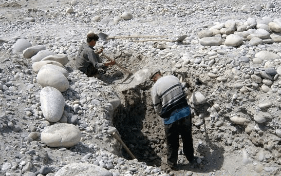 新疆喀什和田玉挖掘规定及注意事项：如何合法、安全地开采和加工和田玉？