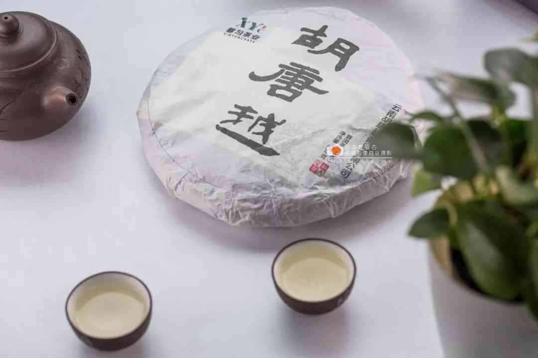 云南特色普洱茶包装纸设计：创新与传统相结合的茶饼图案与棉纸风格