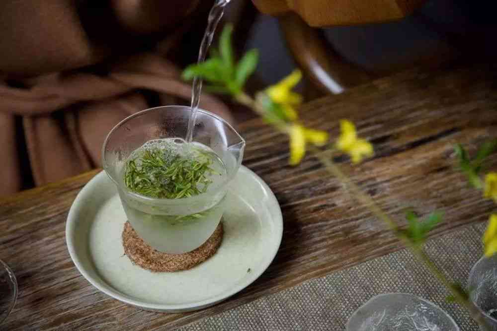 翘茶技巧：如何正确操作普洱茶坨，轻松撬开美味茶叶