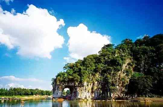 桂林旅游地阳朔珠宝交易骗局揭露：一场精心策划的欺诈行动