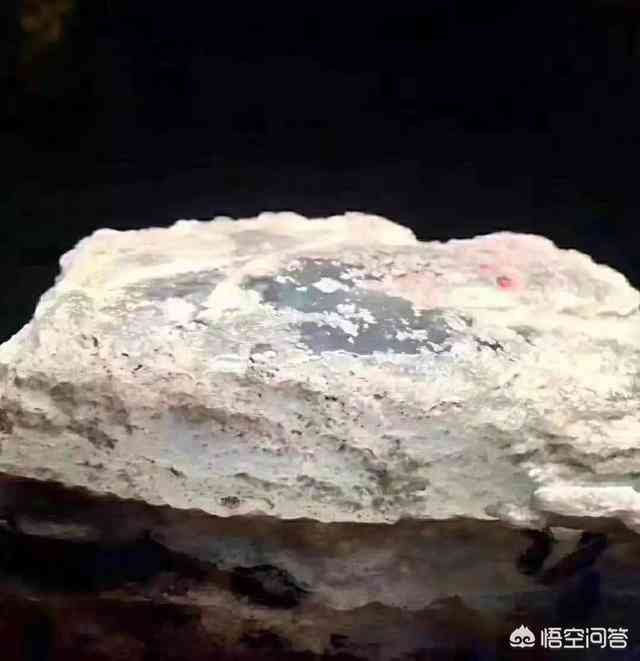 白色皮的翡翠原石价值与质量：场口、扒皮后内部特性及命名