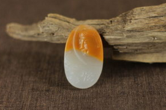 新疆特产金丝玉羊脂白翡翠：一款珍贵的和田玉饰品