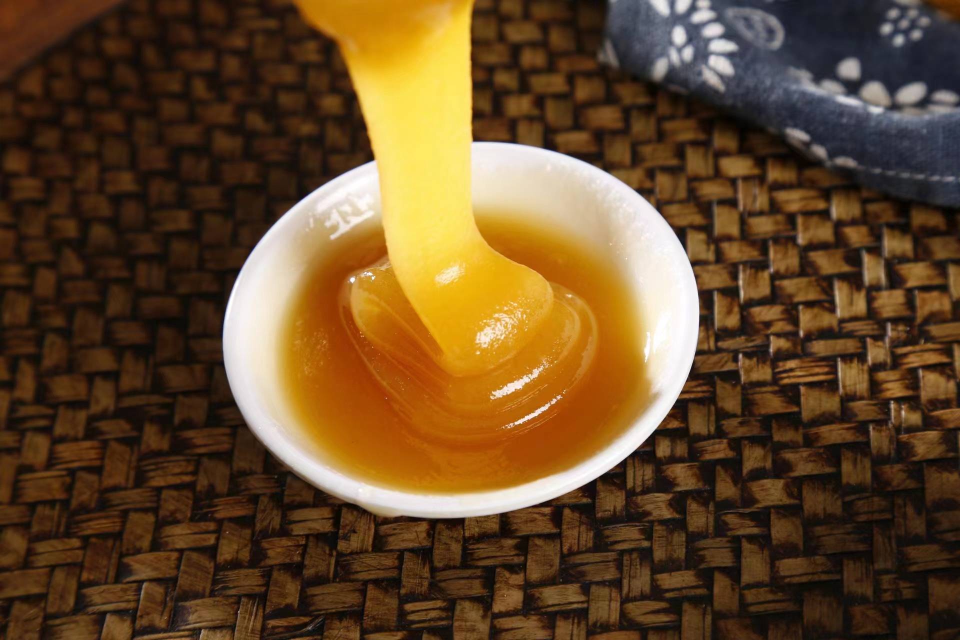 青海玉蜂蜜水色：一款融合自然之美与甘甜之味的独特饮品