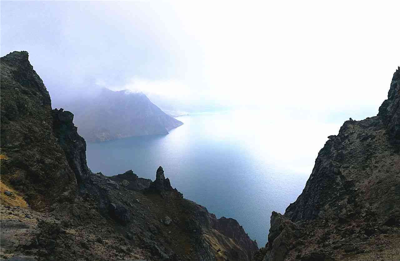 长白山天池畔的翡翠之旅