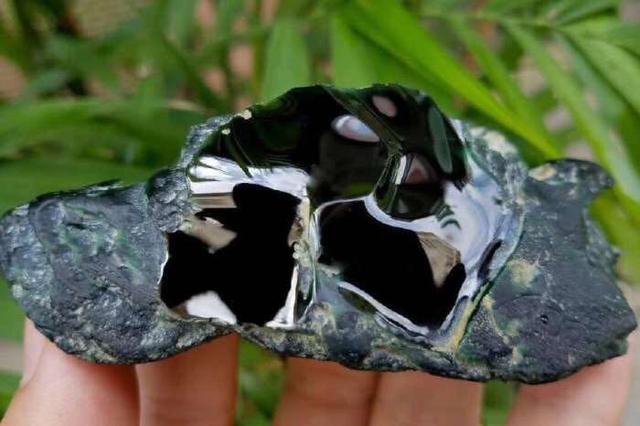 黑钢叶子与玻璃材质的鉴别：揭示翡翠价值之谜