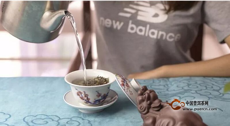 普洱茶的撬茶技巧与步骤详解：如何正确操作，品鉴优质普洱茶？