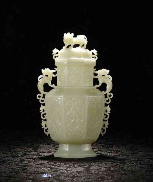 和田玉瓶摆件寓意与象征：传承千年文化瑰宝