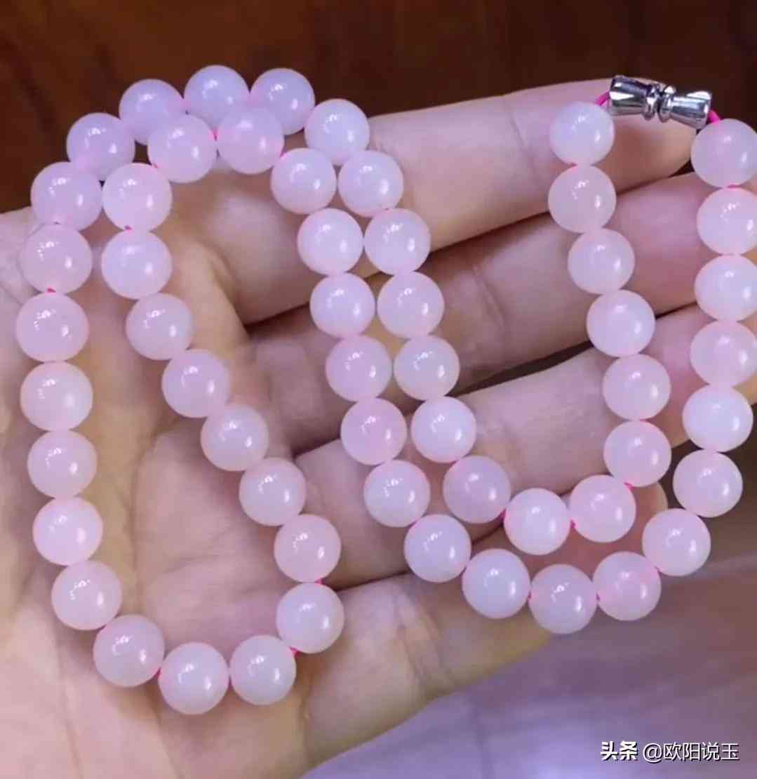 藕粉和田玉配什么颜色的绳子好看