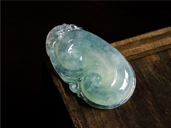 翡翠水头：一种珍贵的宝石，如何鉴别、购买和保养？