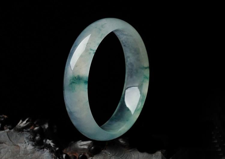 玉石与翡翠：戒指、手镯之争，究竟哪种更具魅力？