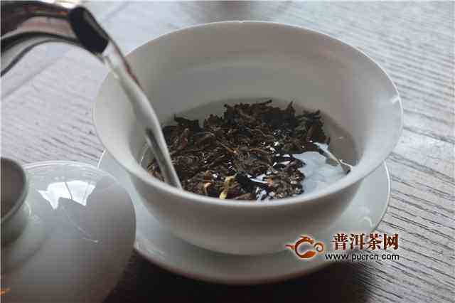 生饼熟饼普洱茶怎么泡的：完整冲泡方法与口感调节