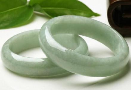 翡翠手镯中绿色豆种的选购、价格及保养全解：如何选择与维护您的翡翠手镯？