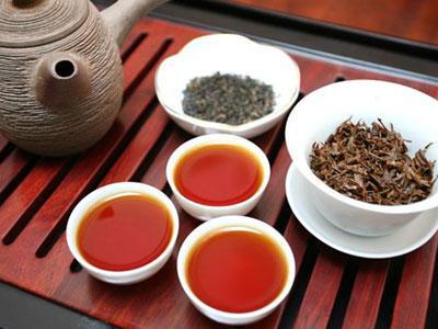 普洱茶的颜色深浅与其发酵过程有关，这是什么原因导致的呢？