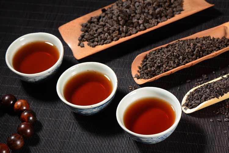 昆明黑露茶业碎银子普洱茶礼盒：品质与价格解析