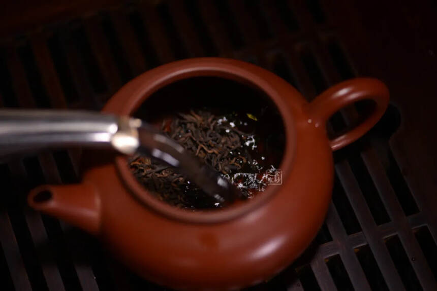 黑砂壶泡普洱茶好不好喝：一种独特的泡茶体验