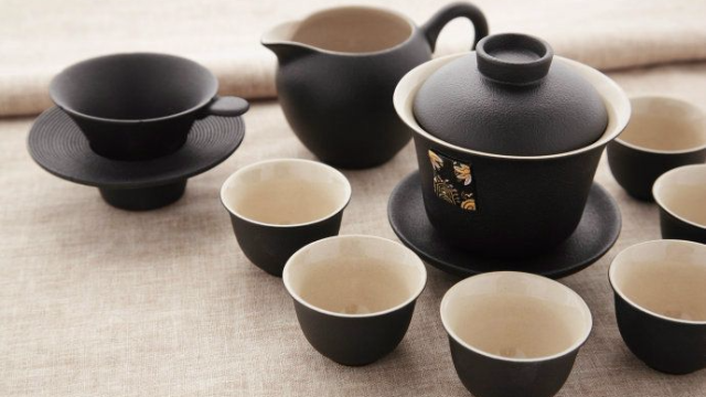 使用黑砂壶泡普洱茶的优缺点及注意事项：全面了解泡茶体验与效果