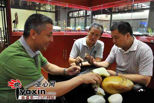 新疆和田玉专家团队走进玛纳斯，展示大师级技艺，协会领导见证传承。