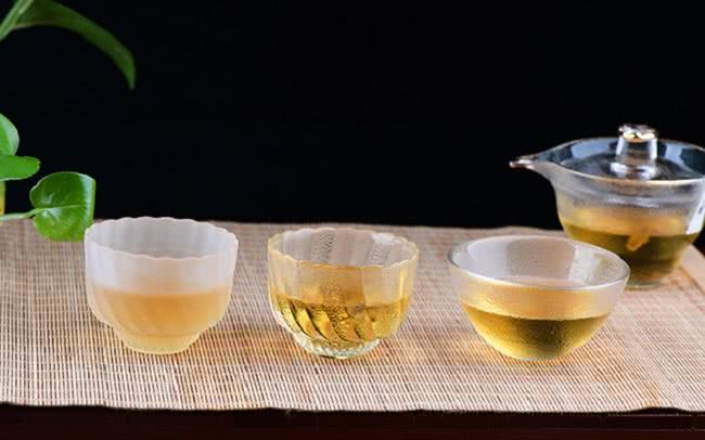'琉璃泡茶好吗：正确方法、好处与适用性'