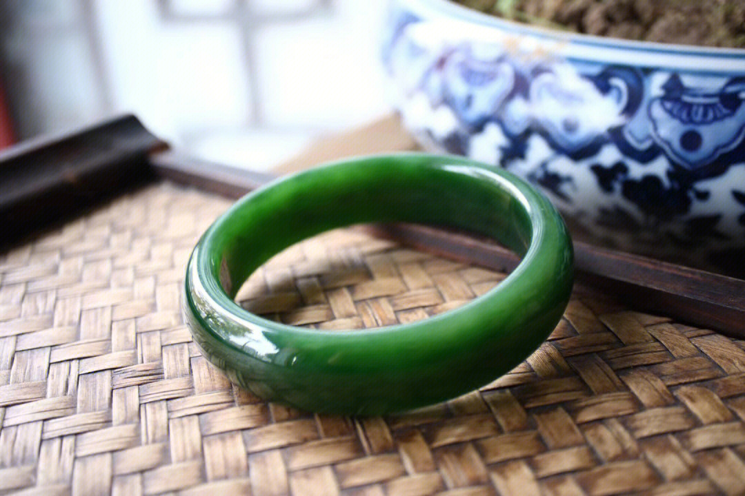 和田玉碧玉菠菜绿手镯：品质、颜色、款式与保养全方位解析