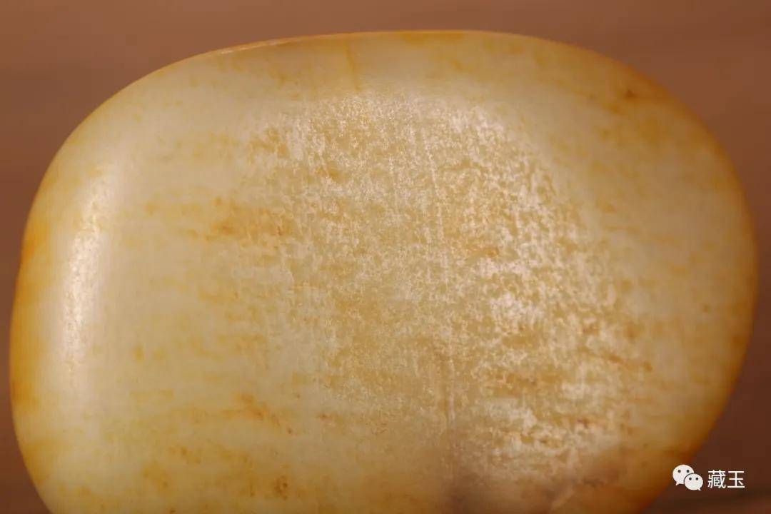和田玉籽料的毛孔怎么看真假与质量：细节揭示其细微结构与品质关系