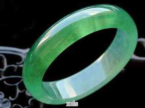 绿色玻璃手镯：材质、制作工艺、保养方法及适合搭配的服饰全面解析