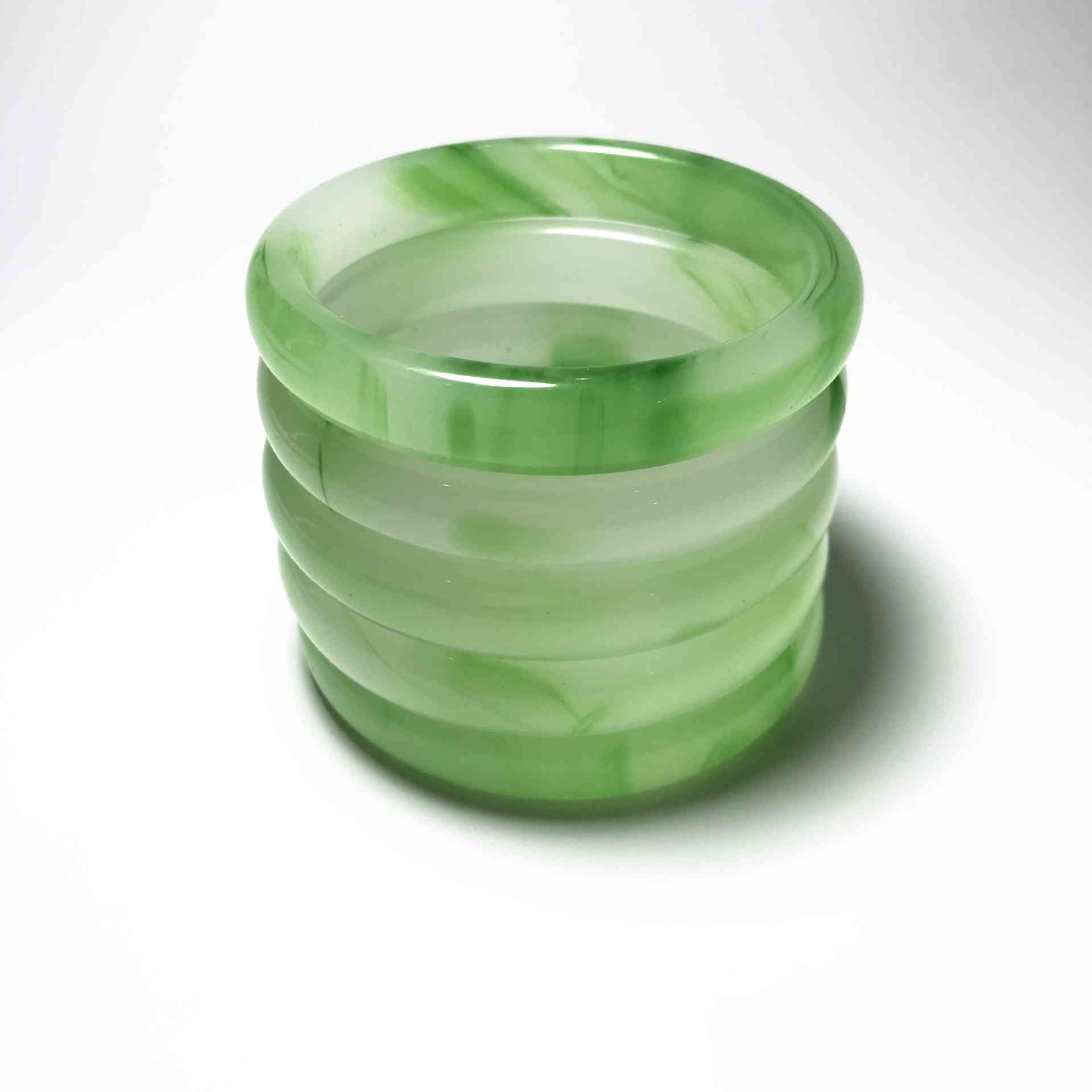 绿色玻璃手镯：材质、制作工艺、保养方法及适合搭配的服饰全面解析