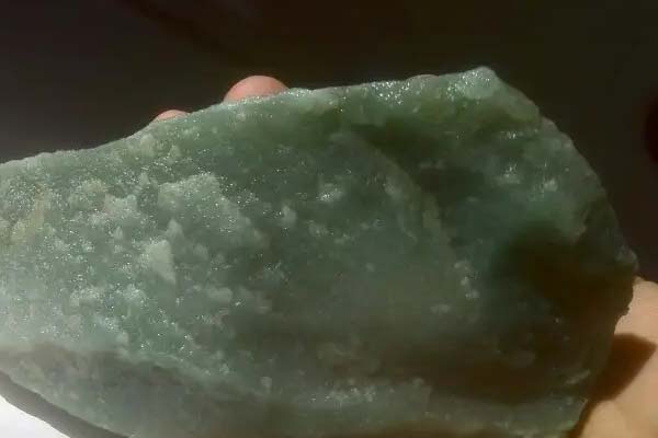 探究佘太翠的矿物成分及其石英岩玉的身份