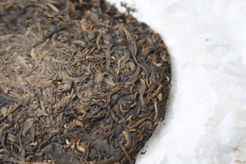 老普洱茶中的杂质正常吗？如何辨别和处理？