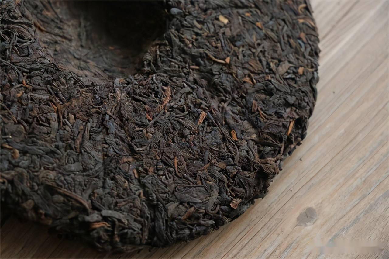 老普洱茶中的杂质正常吗？如何辨别和处理？