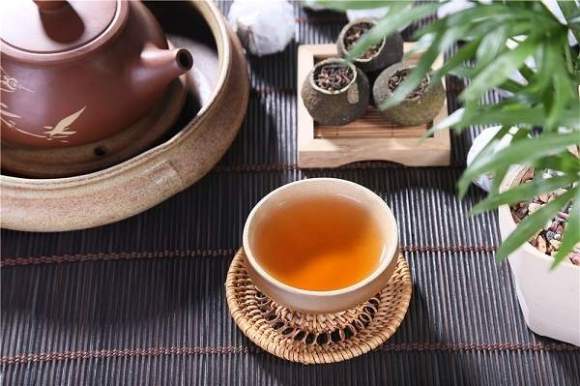 全面了解清香型普洱茶：品种特点、制作工艺、品饮方法与适合人群