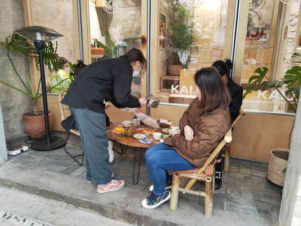 熟普洱茶饼煮茶的适宜性与注意事项：女性饮用的安全与效果解析