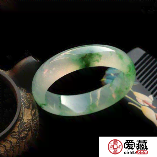 翡翠半山水手镯价值与档次分析：价格范围及评价