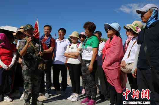 导游带领游客探寻青海新疆和田玉之旅