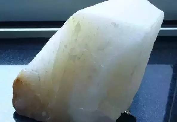 和田玉原石中的璀璨光华：不寻常的晶体表面现象
